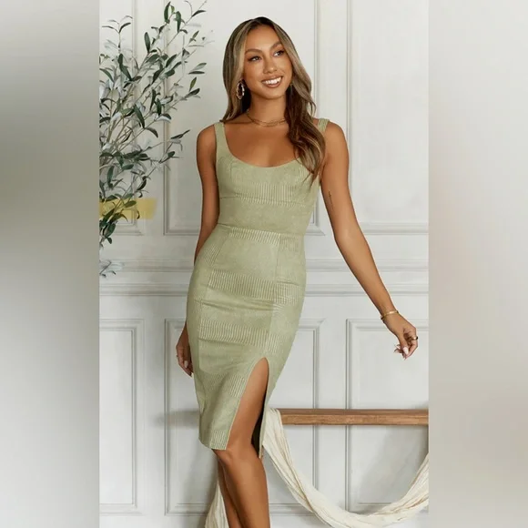 HELLOMOLLY - Picture 1 of 9